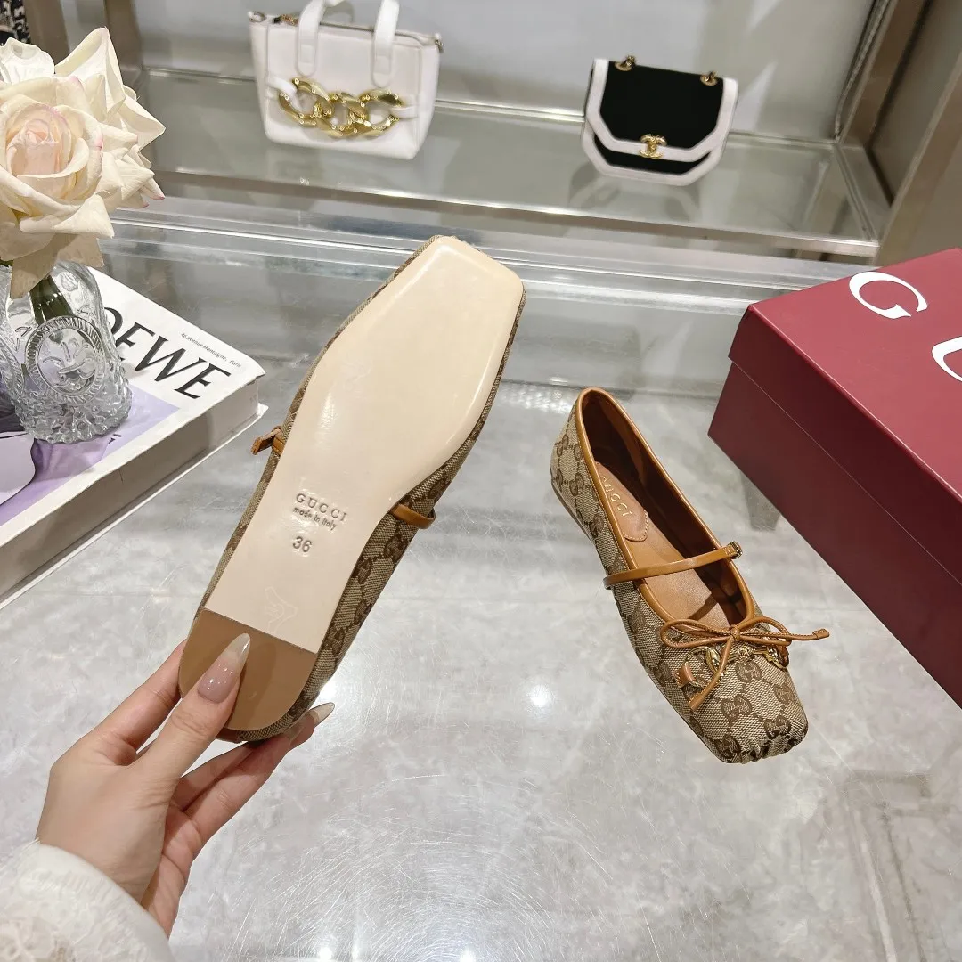 👟👟Ex-factory price 560👟👟 Gucci Horsebit series women's ballet flats. This iconic horsebit ballet flats features a square toe design and elegant bow details, paying tribute to the traditional ballet shoe style. This piece is crafted from Gucci ankh leather and embellished with a light gold-tone horsebit buckle. A 'sacchetto' construction with a soft, padded insole provides a great fit. ✅Size: 35-42 (customized for 40-42) ✅Sole material: Imported Italian genuine leather sole ✅Packaging: Brand new red box packaging